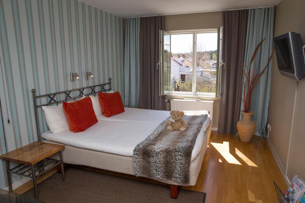 Postel nebo postele na pokoji v ubytování Maude´s Hotel Enskede Stockholm