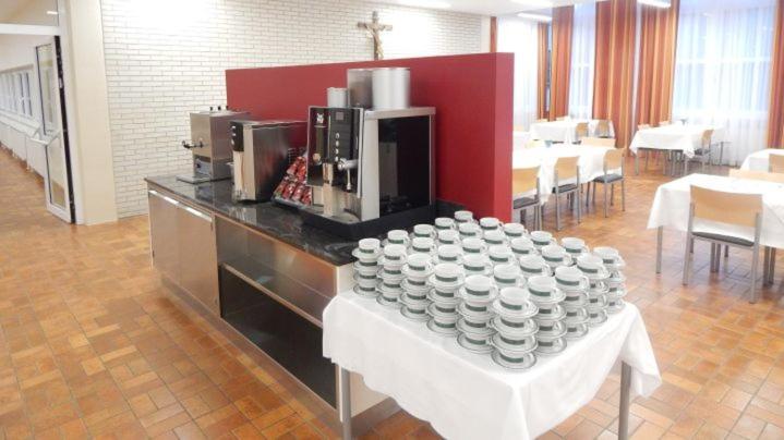 un gruppo di ciotole su un tavolo in una stanza di Hotel Sommerhaus a Bad Ischl