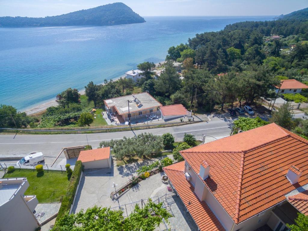 een luchtzicht op een huis en de oceaan bij Villa Roula in Koinira
