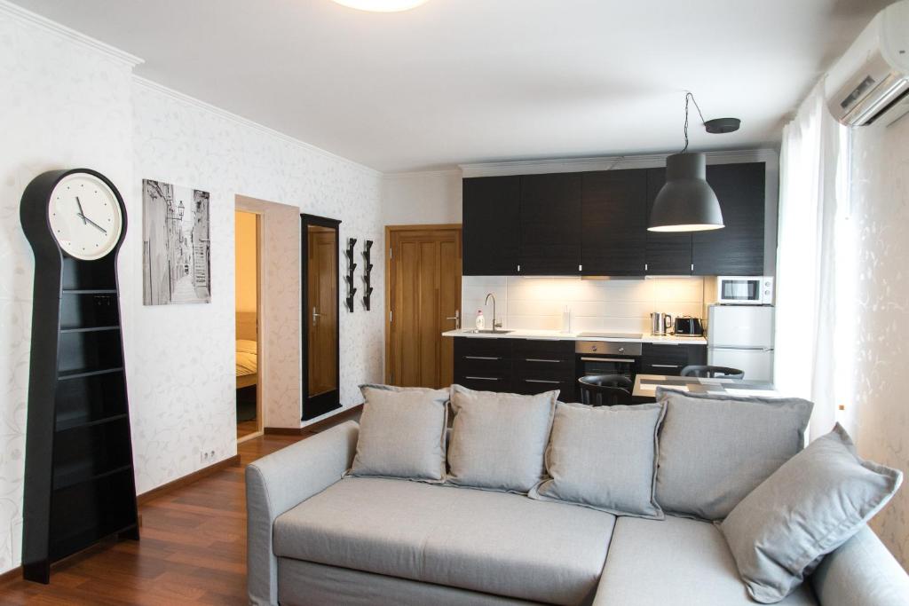 a living room with a couch and a kitchen at A9A (Audēju 9 apartamenti) in Ventspils