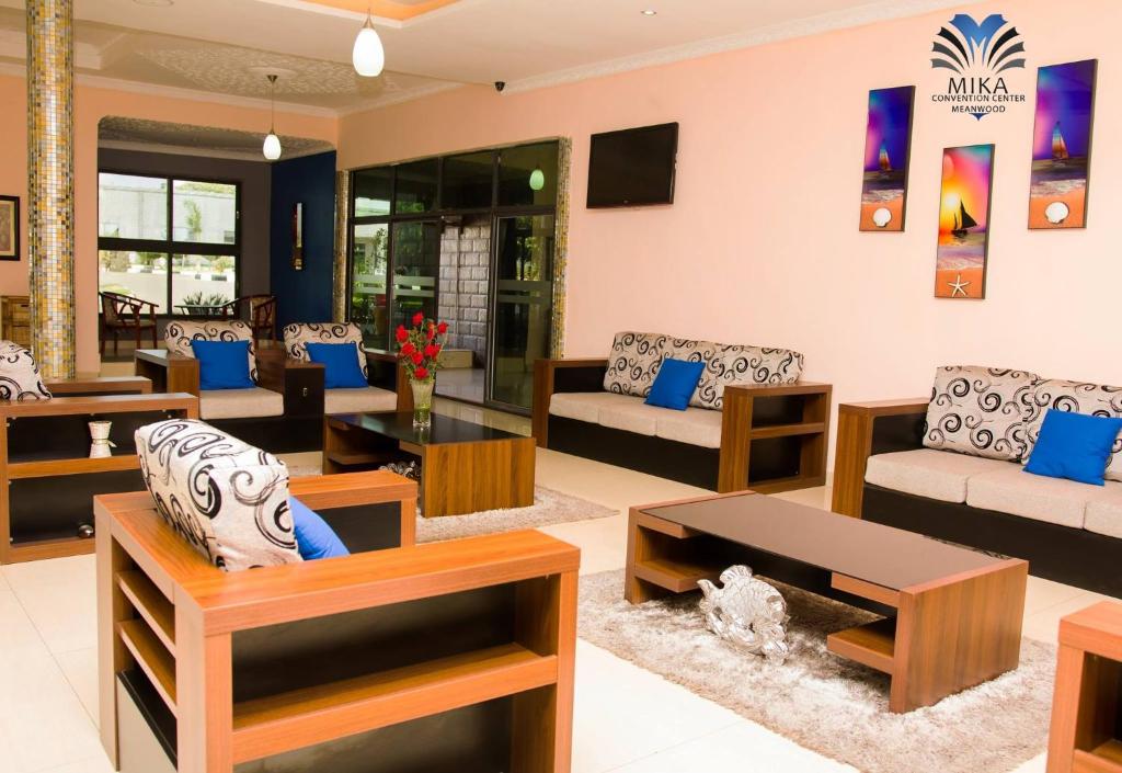 ein Wohnzimmer mit Sofas und einem Couchtisch in der Unterkunft Mika Convention Center in Lusaka