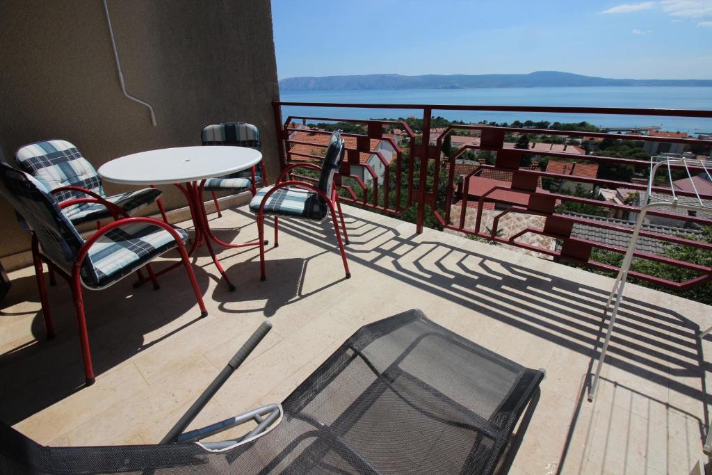 einen Balkon mit einem Tisch und Stühlen sowie Aussicht in der Unterkunft Apartments Nikola in Novi Vinodolski
