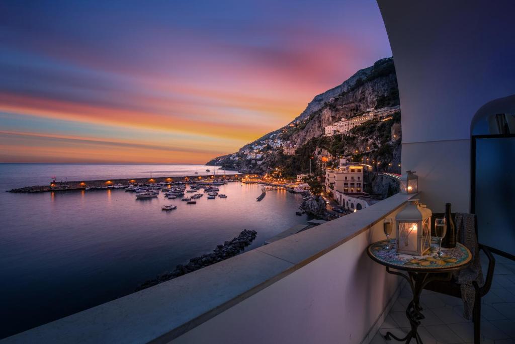 uma vista para um porto com barcos na água em Vista d'Amalfi em Amalfi