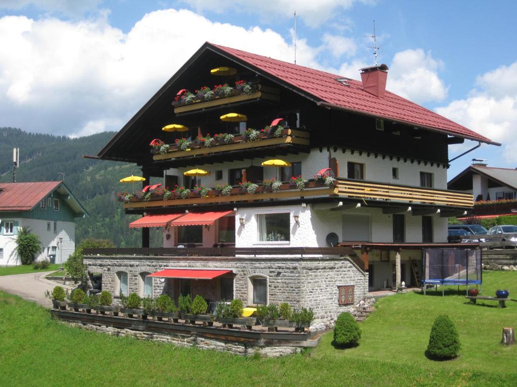 um grande edifício com um telhado vermelho em Haus Keti em Riezlern