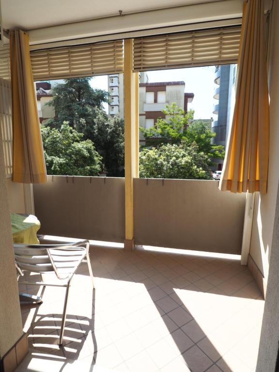 - Balcón con 2 sillas y 2 ventanas en Solemare Federica, en Lignano Sabbiadoro