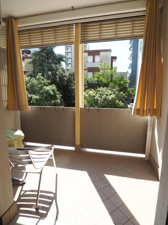 リニャーノ・サッビアドーロにあるSolemare Federicaのバルコニー(椅子2脚、窓2つ付)