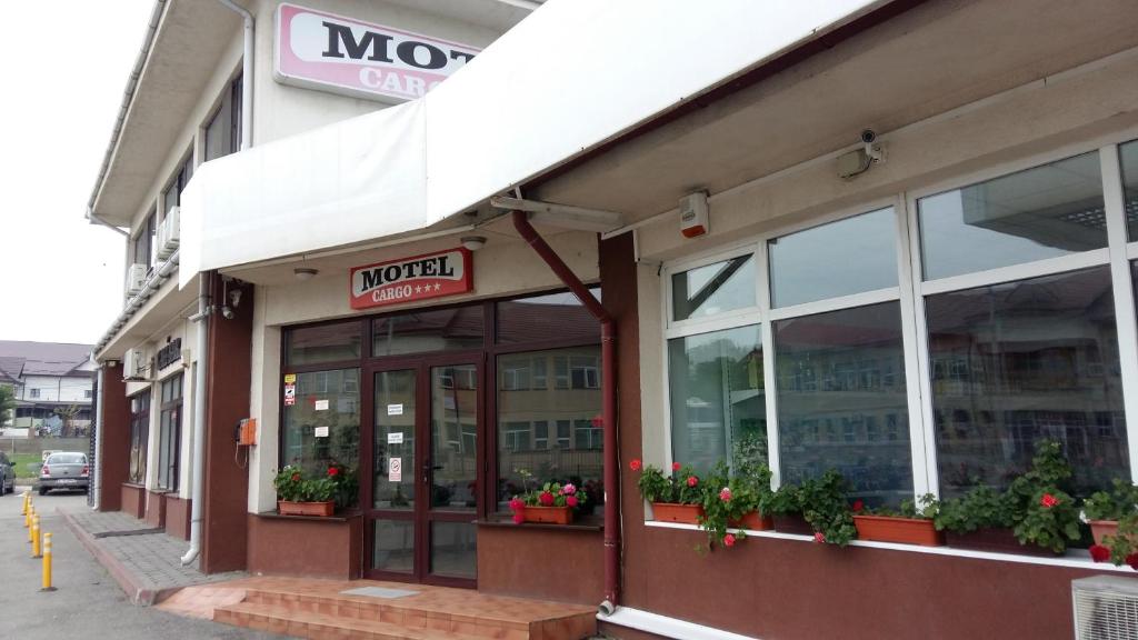 a muncie grocery store with a sign on the facade at Motel Cargo in Ţăndărei