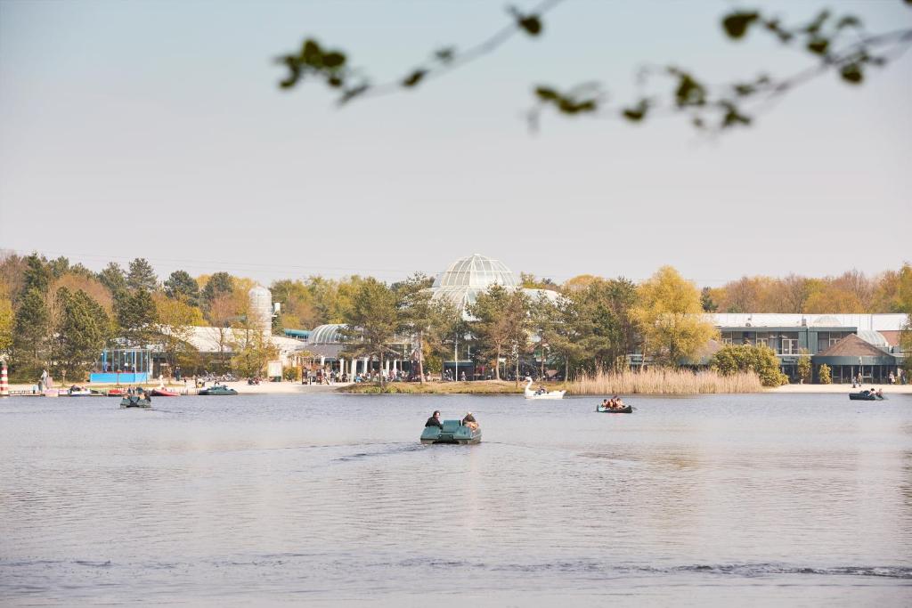 Un groupe de personnes en bateau sur un lac dans l'établissement Center Parcs Meerdal Limburg-Brabant, à America