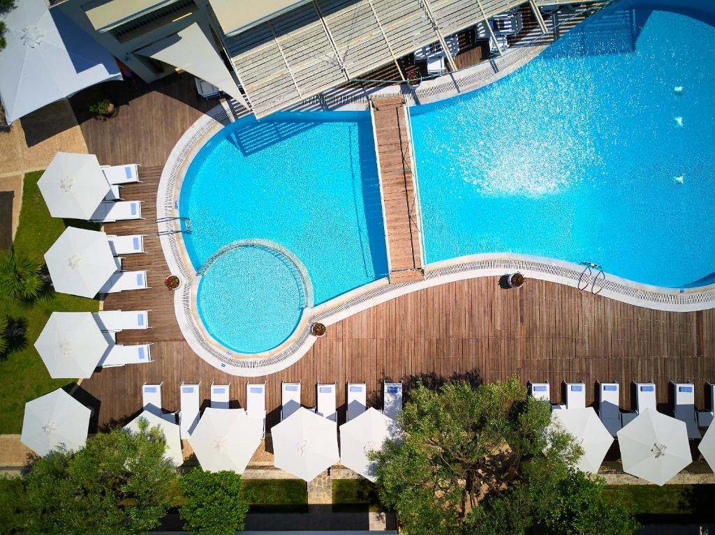 una vista aérea de una piscina con raqueta de tenis en Renaissance Hanioti Resort, en Chaniotis