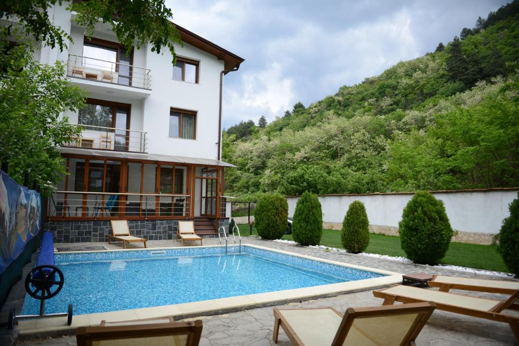 een villa met een zwembad voor een gebouw bij Villa Drecheva in Ognyanovo