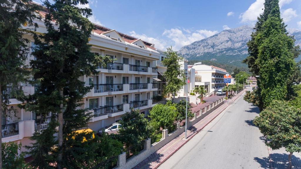 Nespecifikovaný výhled na hory nebo výhled na hory při pohledu z hotelu