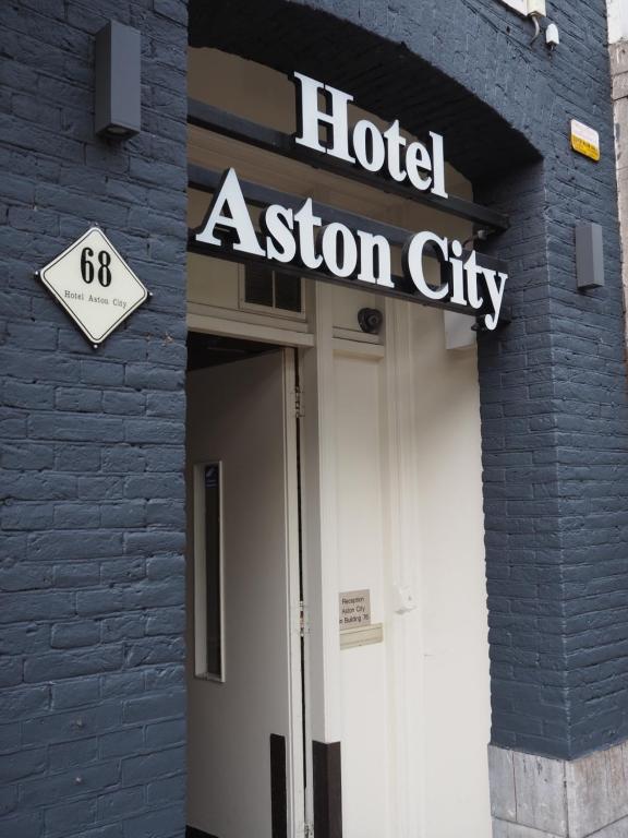 アムステルダムにあるアストン シティ ホテルの建物横のホテルアソトン市標識