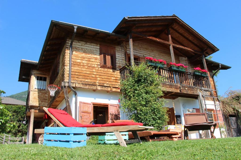 domek z piknikiem przed nim w obiekcie B&B Casa Delle Fate w mieście Campodenno