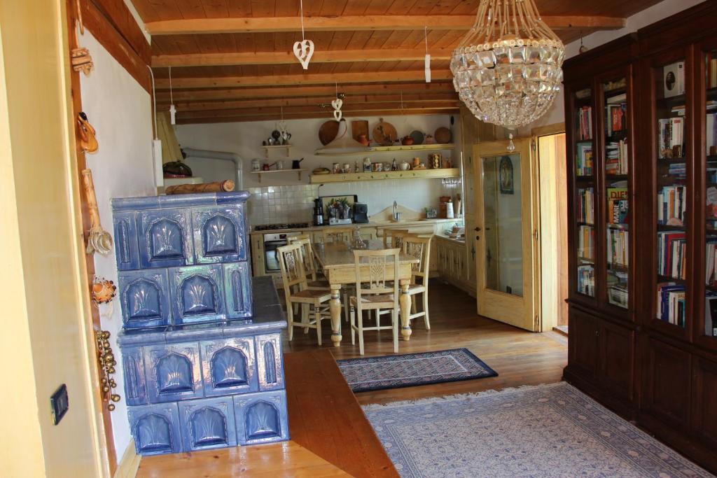 kuchnia ze stołem i jadalnią w obiekcie B&B Casa Delle Fate w mieście Campodenno