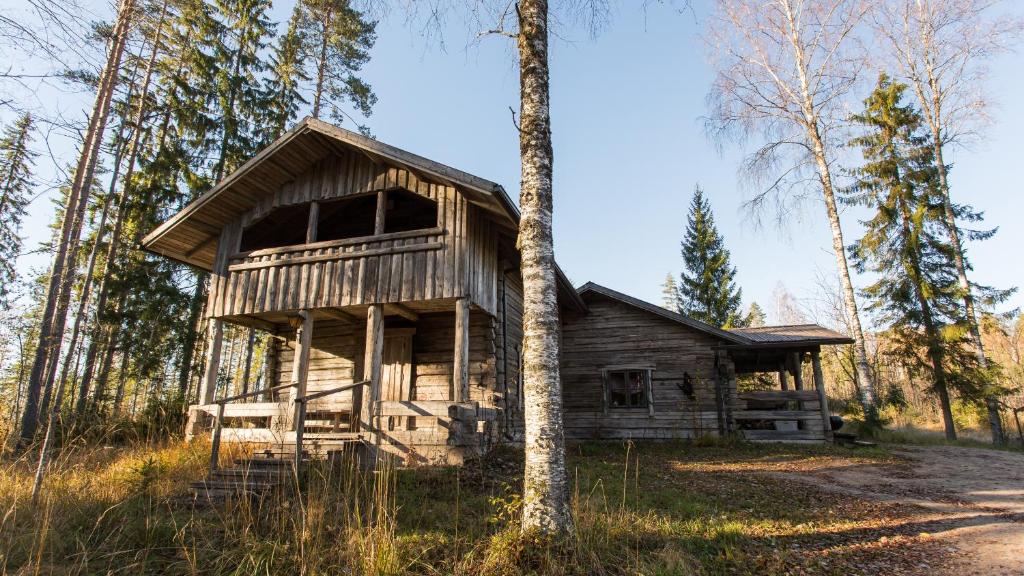 MoksinkyläにあるRiihipiiloの古い森のログキャビン