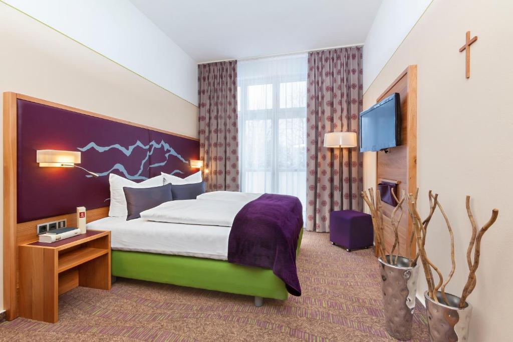 Llit o llits en una habitació de Hotel Raphael im Allgäu