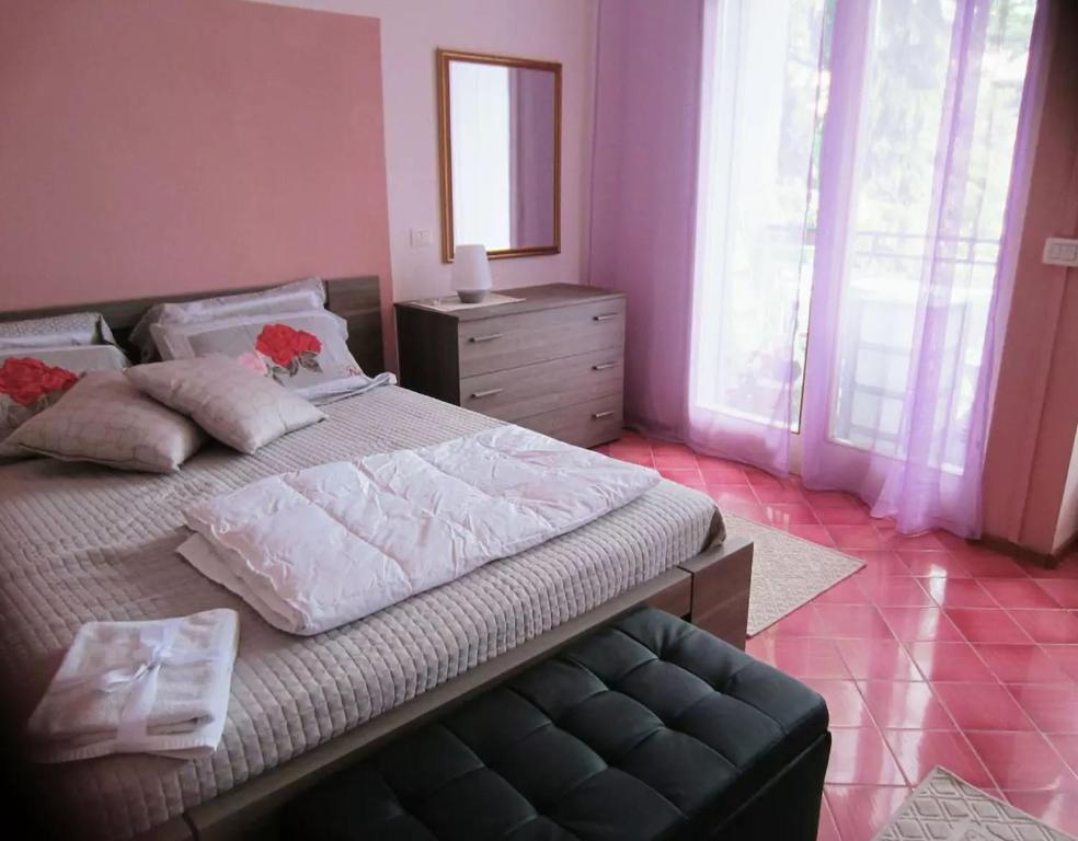 sypialnia z łóżkiem, komodą i lustrem w obiekcie Garda Residence w mieście Garda