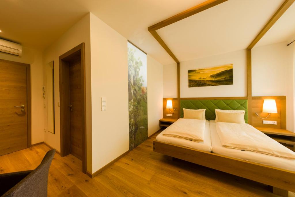 Postel nebo postele na pokoji v ubytování Weingut-Wohlfühlzimmer Adam-Lieleg