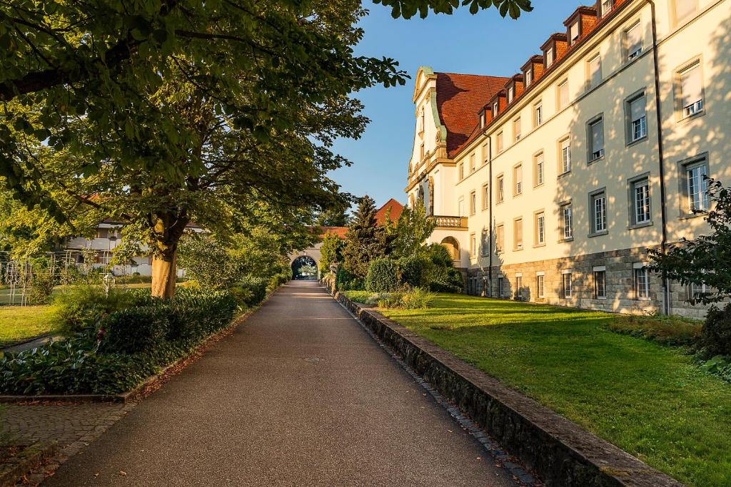 una pasarela entre dos edificios en un parque en Kloster Maria Hilf en Bühl