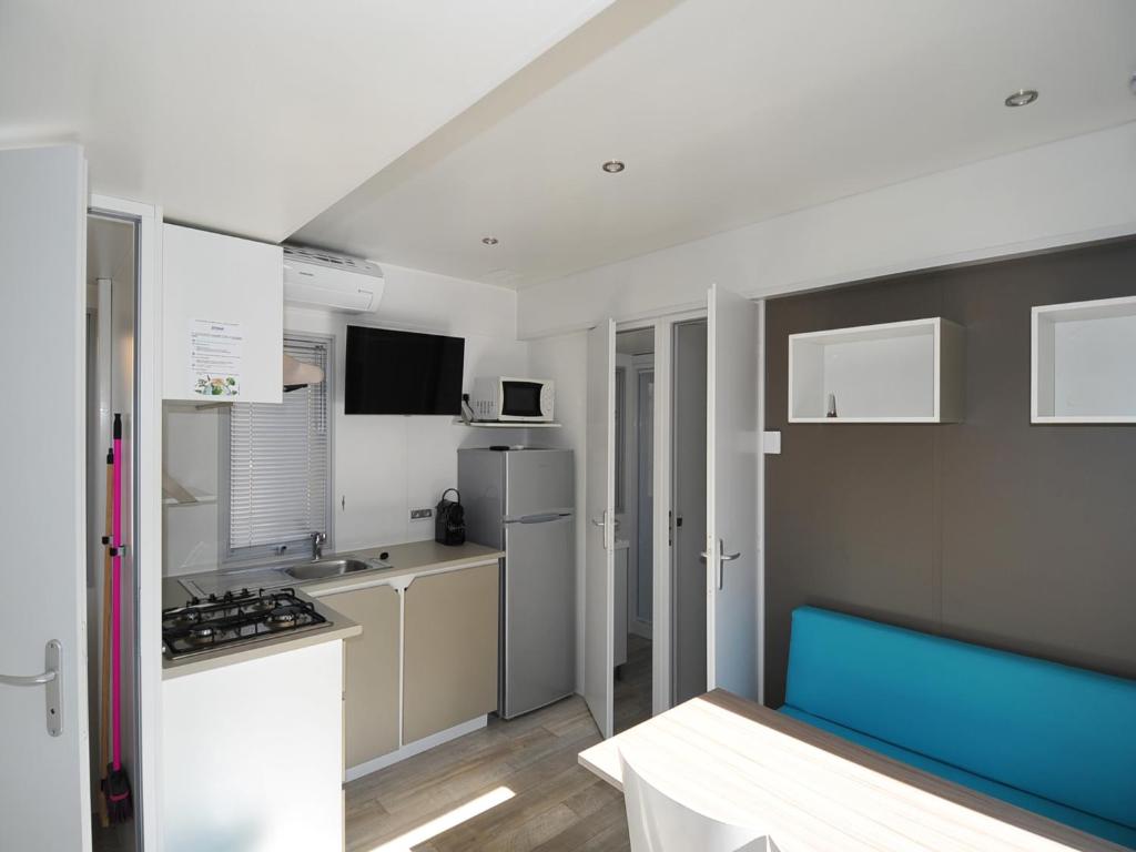 Kuchyň nebo kuchyňský kout v ubytování Var Mobil Home, Les Prairies de la Mer