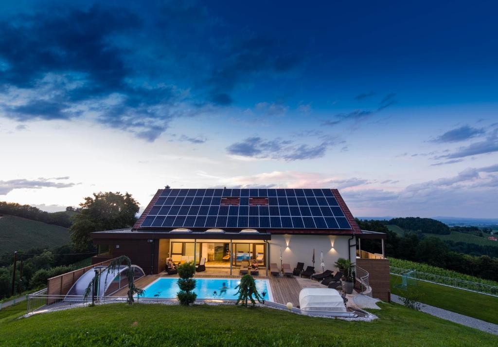 una casa con paneles solares en el techo en Weingut-Wohlfühlzimmer Adam-Lieleg, en Leutschach