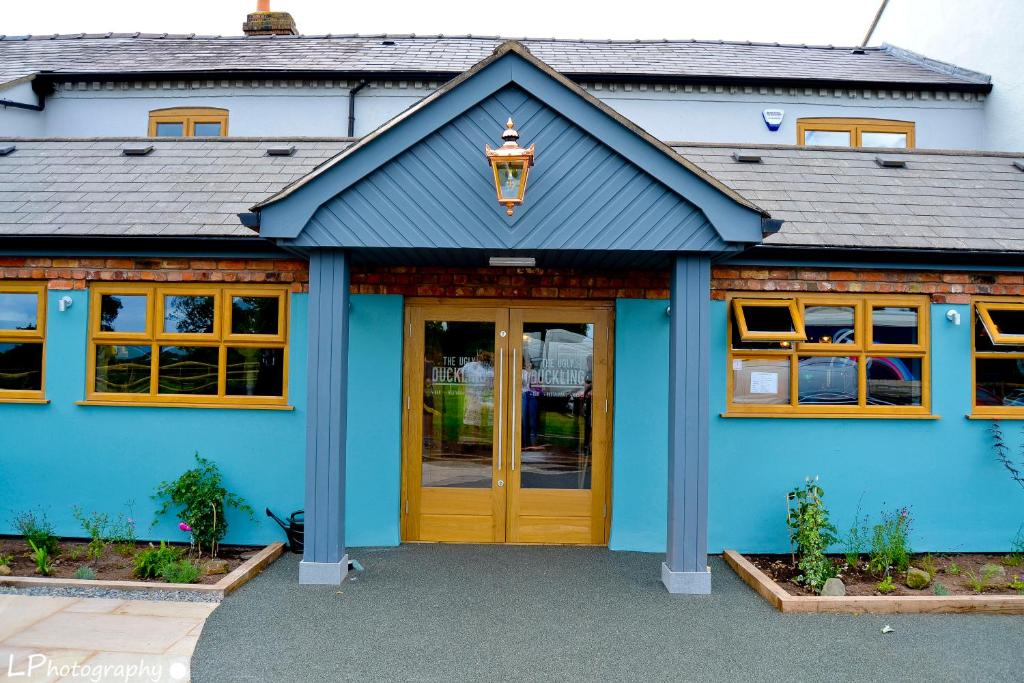 特爾福德的住宿－醜小鴨住宿加早餐旅館，蓝色的房子,有黄色的门