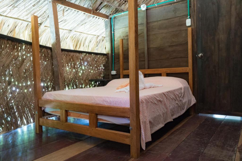 Postel nebo postele na pokoji v ubytování Hostal La Media Luna Palomino