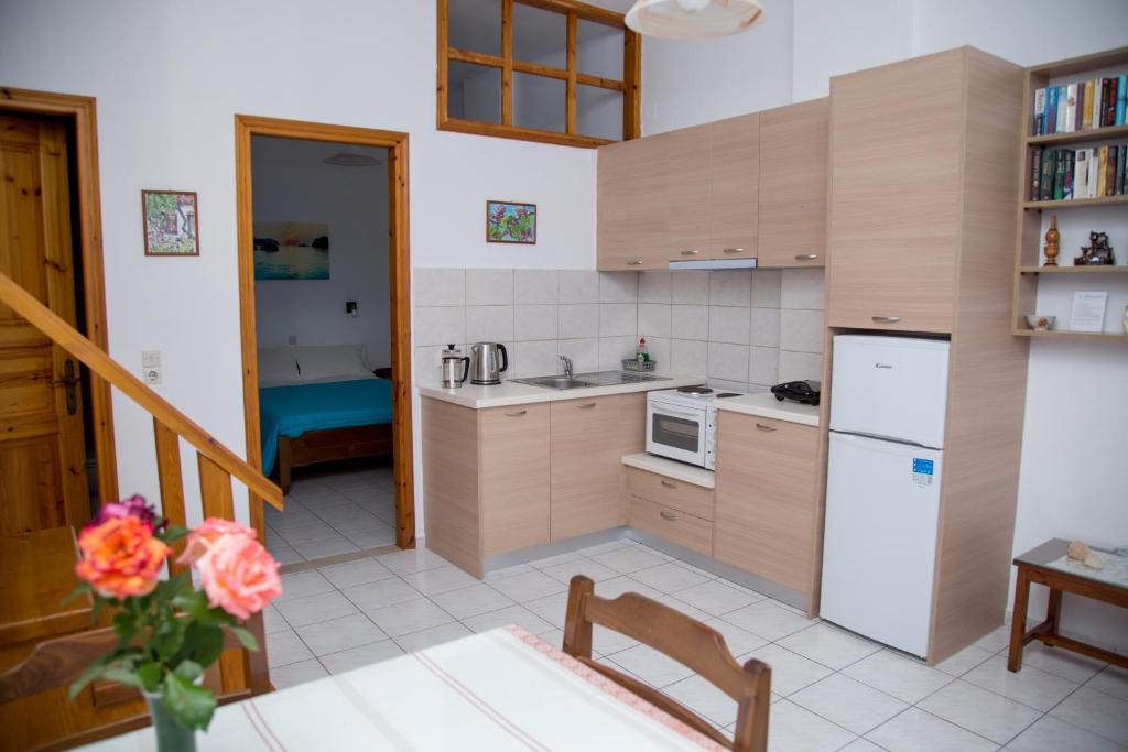 A kitchen or kitchenette at Perigiali