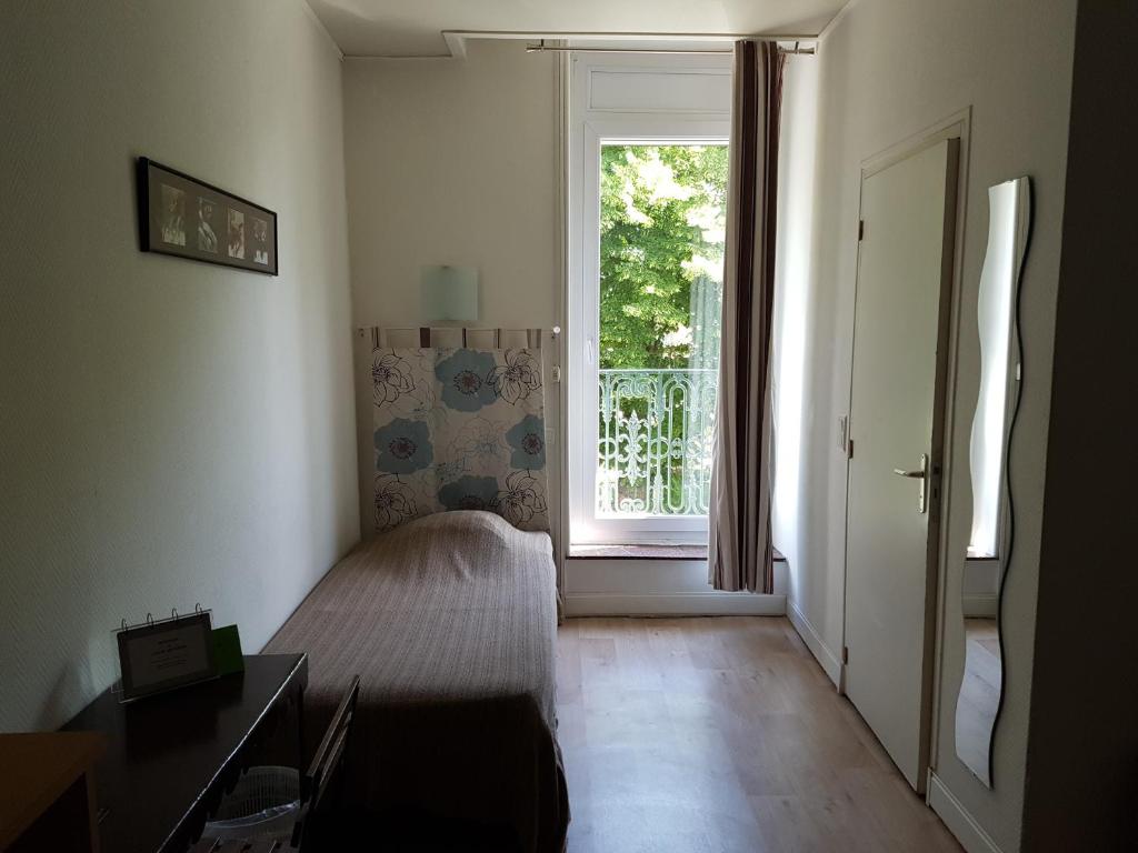 Hôtel Des Poètes avec parking sur réservation - Triple Room With Garden View