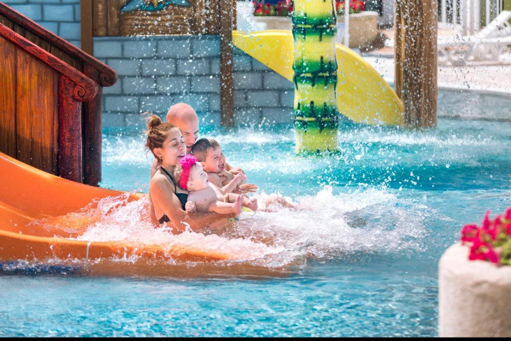Bazén v ubytování Hotel Oasis Park Splash nebo v jeho okolí