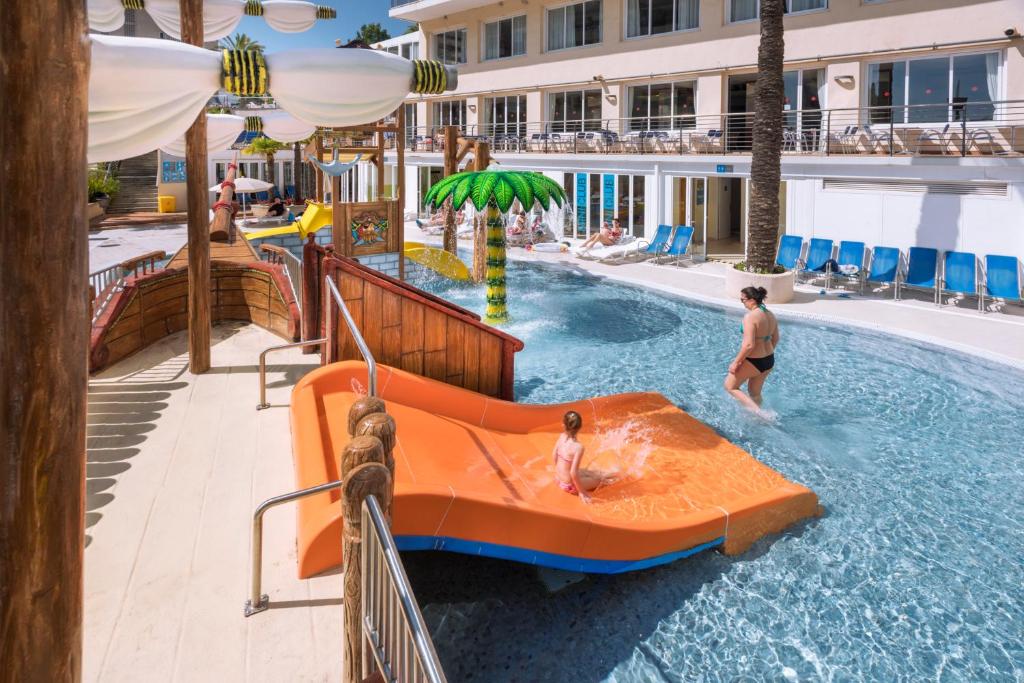 Bazén v ubytování Hotel Oasis Park Splash nebo v jeho okolí