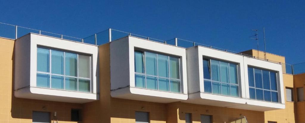 un edificio con finestre blu sopra di Castiglione Residence a Foggia