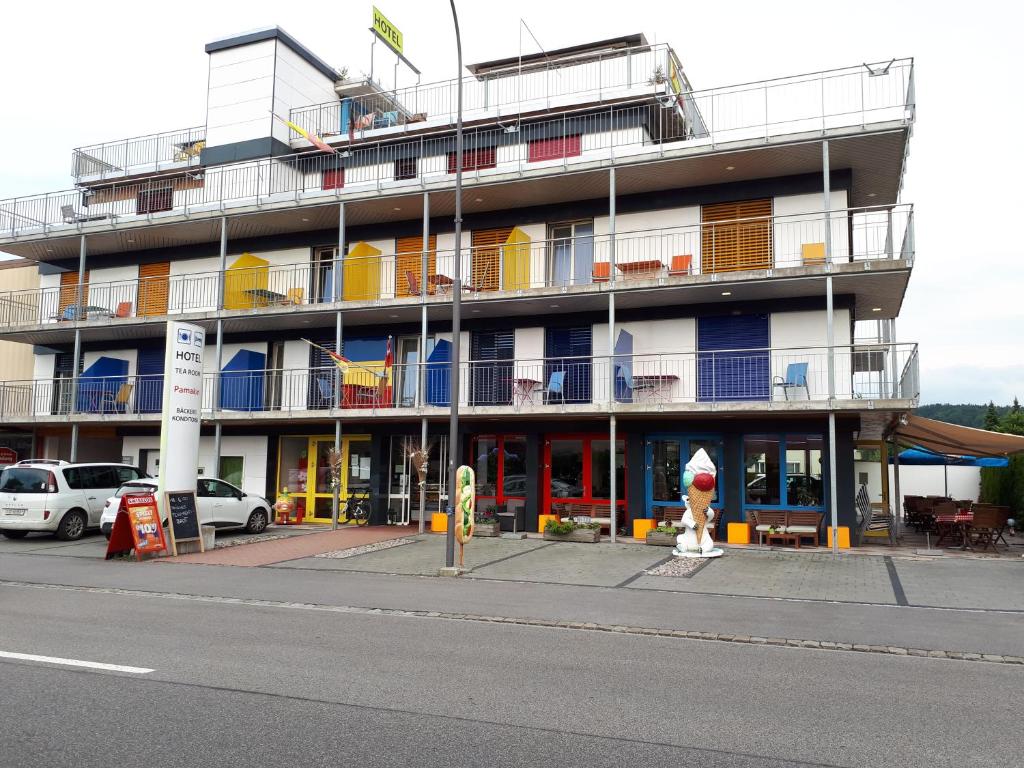 ein großes Gebäude mit einem Hydranten davor in der Unterkunft Hotel Pamakin in Wynau