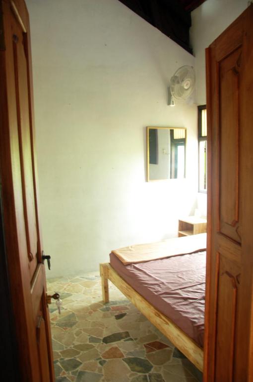 Postel nebo postele na pokoji v ubytování Posnya Seni Godod Art Gallery & Homestay