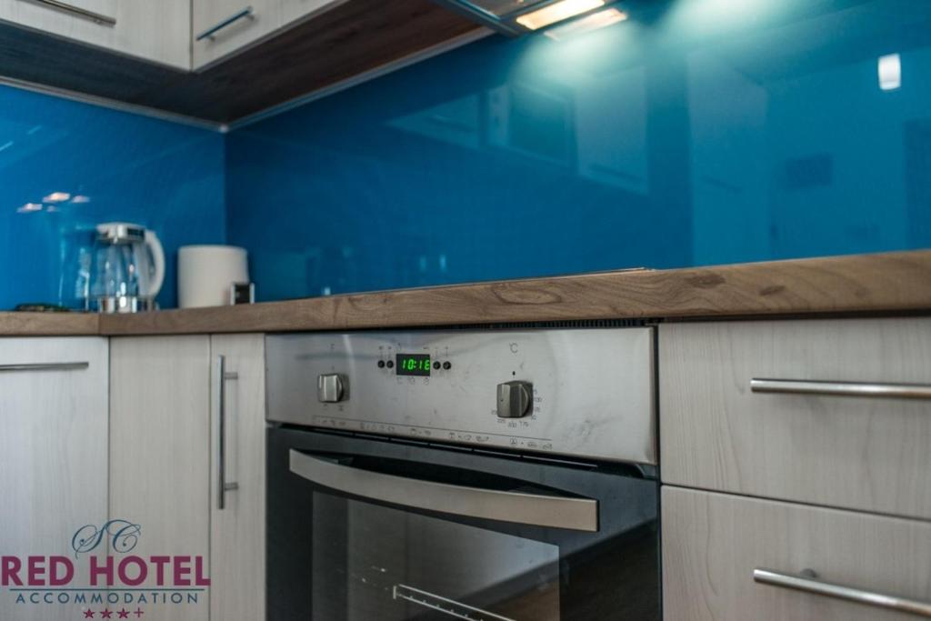 Kuchyň nebo kuchyňský kout v ubytování Red Hotel Accommodation