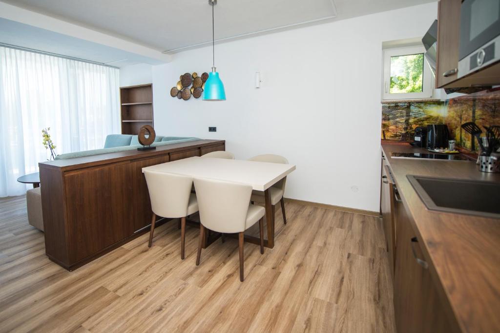 Kuchyň nebo kuchyňský kout v ubytování Boutiquehotel Wörthersee - Serviced Apartments