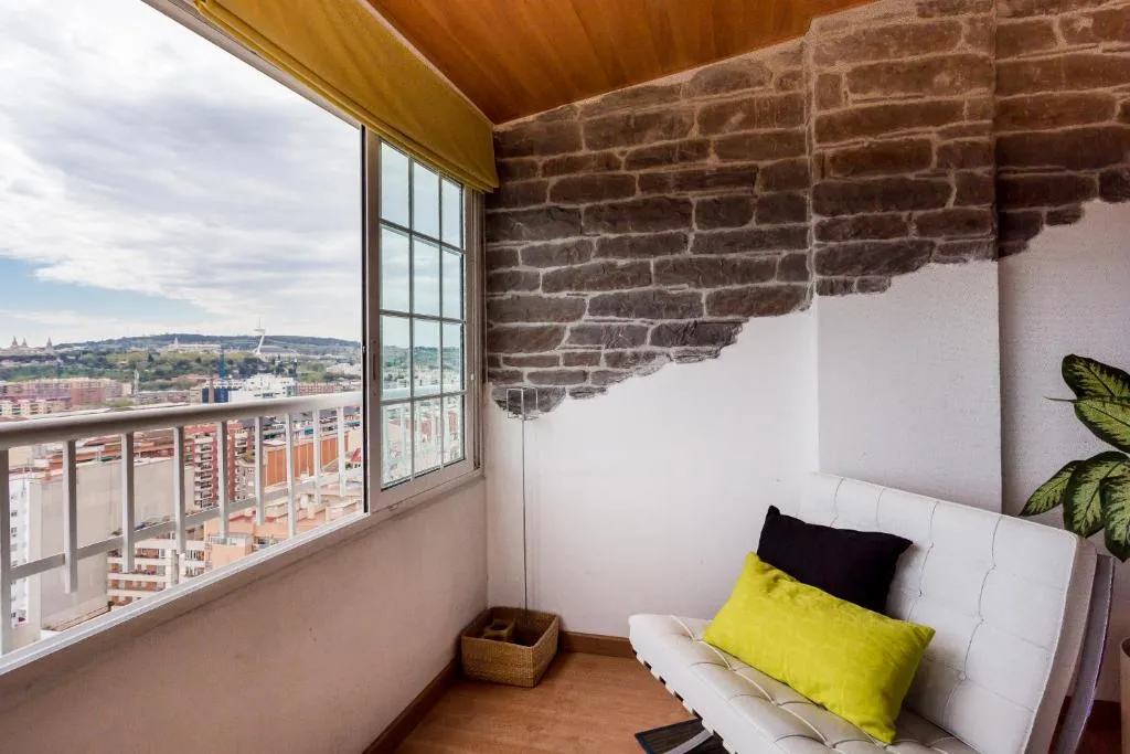 Touch The Sky Apartment, steps away from metro, Barcelona, Spain