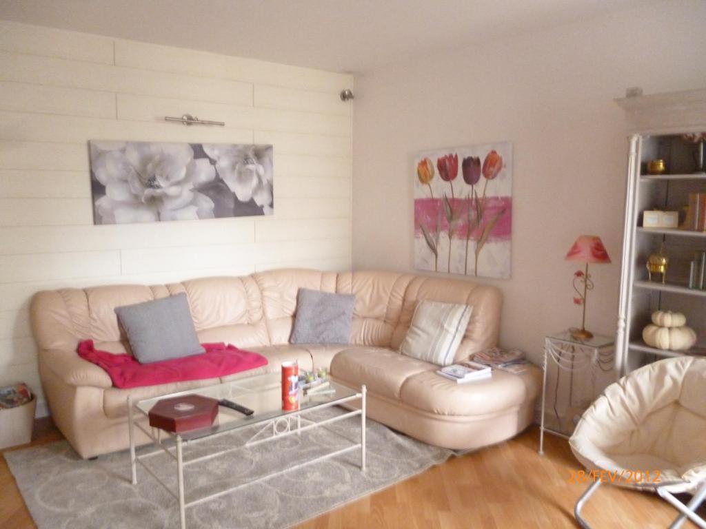 a living room with a couch and a table at L&#39;appartement du Haut Plessis in Blois