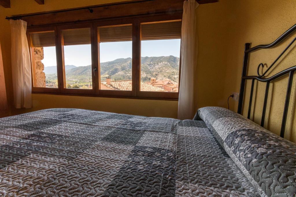 Schlafzimmer mit einem Bett und einem Fenster mit Aussicht in der Unterkunft Casa Las Eras in Beceite