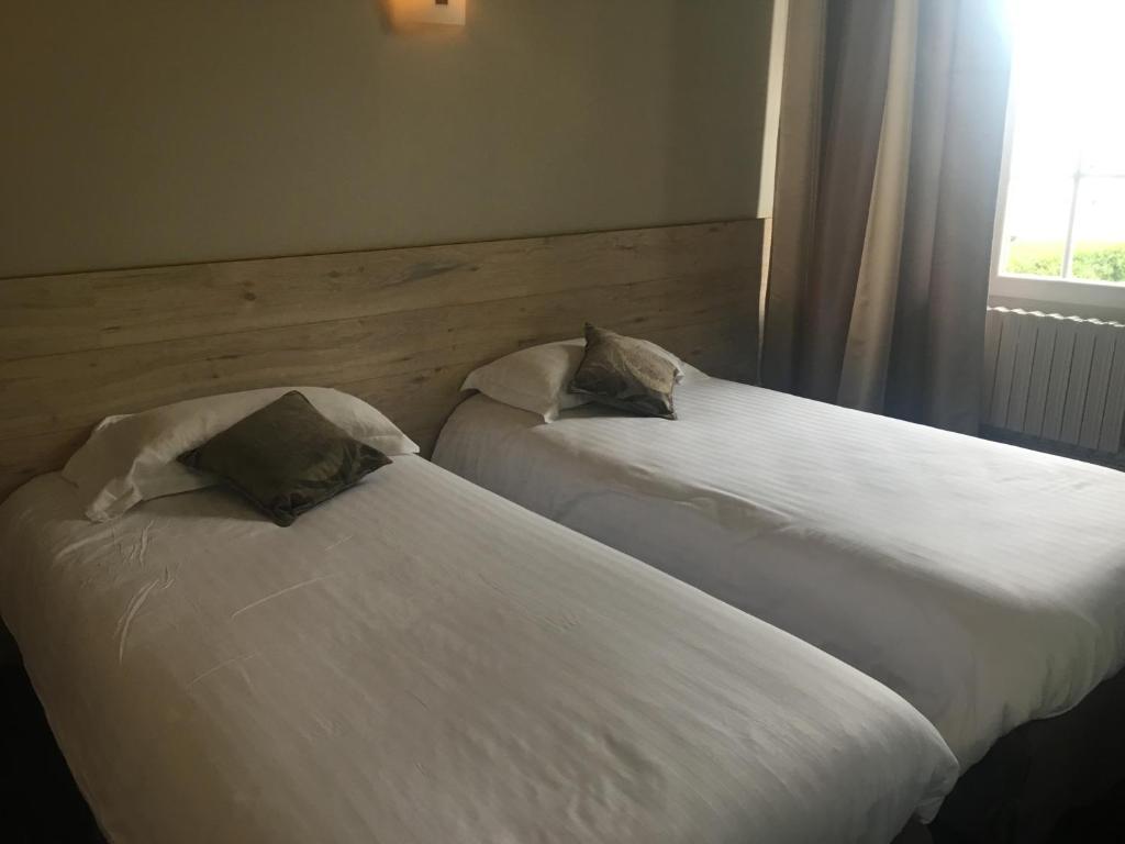 Postel nebo postele na pokoji v ubytování Logis La Thomasse