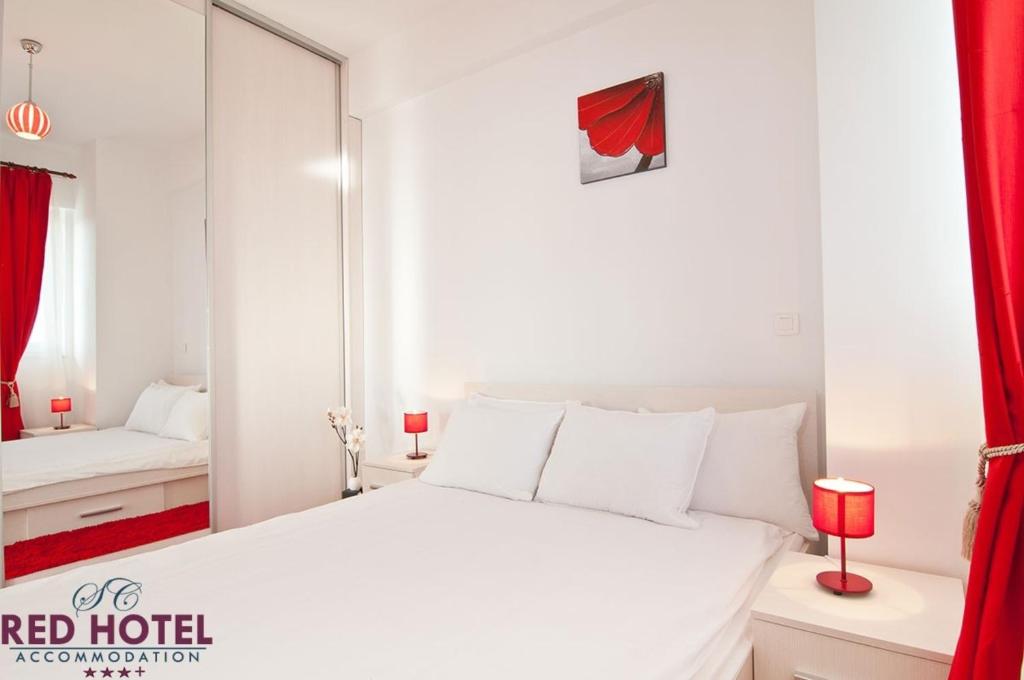 Postel nebo postele na pokoji v ubytování Red Hotel Accommodation