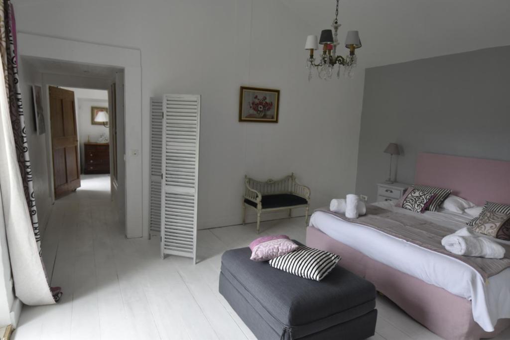 Clos De La Fontaine - Family Room With Private Bathroom