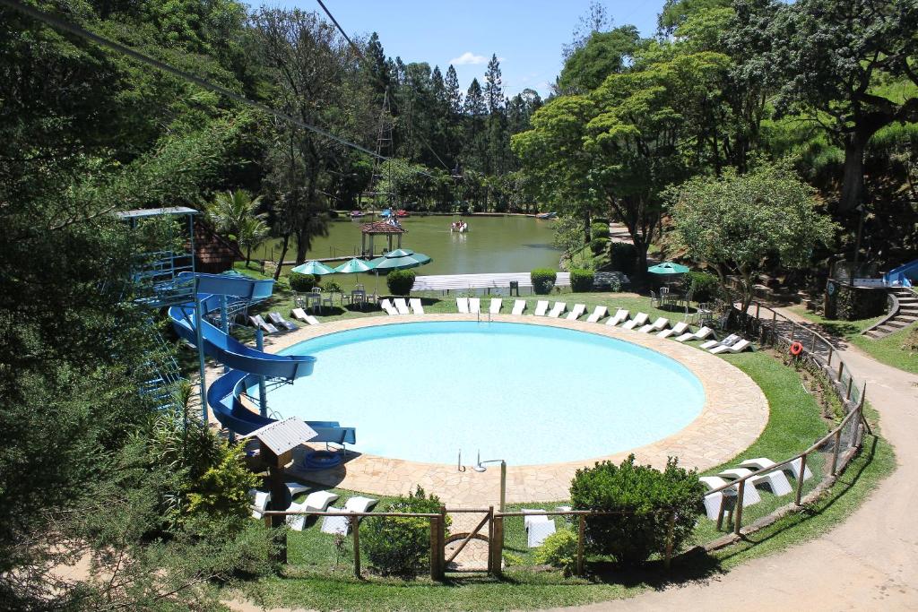 a large swimming pool with a water park at Hotel Fazenda Caluje in Engenheiro Paulo de Frontin