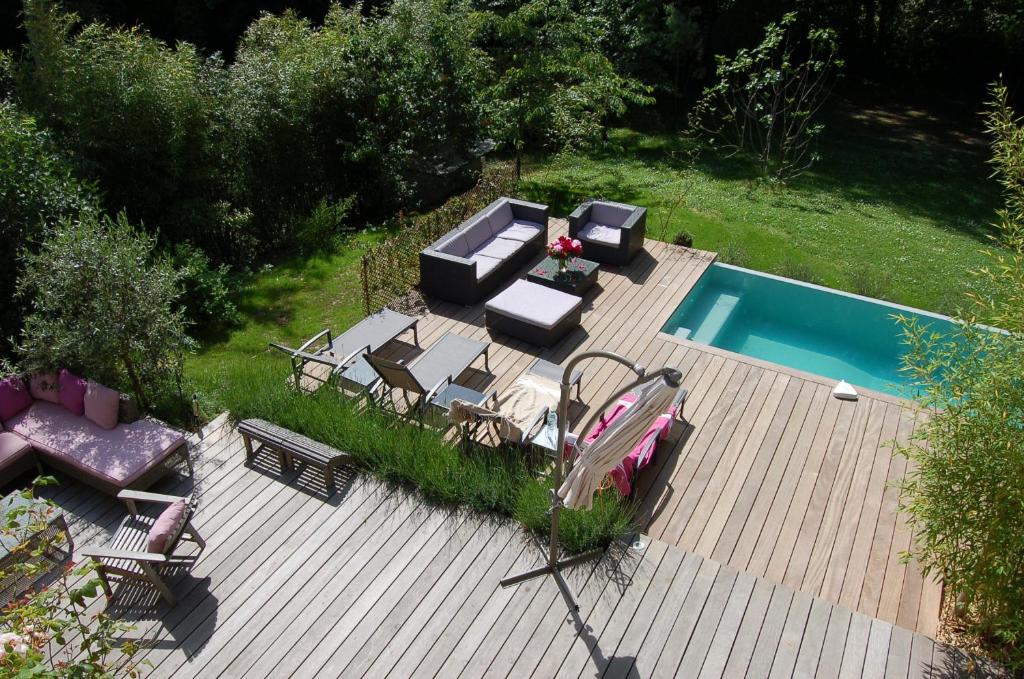 an aerial view of a backyard with a swimming pool at B&B Loft Trotters in LʼÉtang-la-Ville