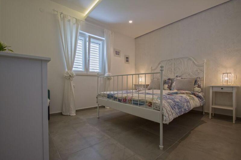 Un pat sau paturi într-o cameră la Salt & Sand Villa