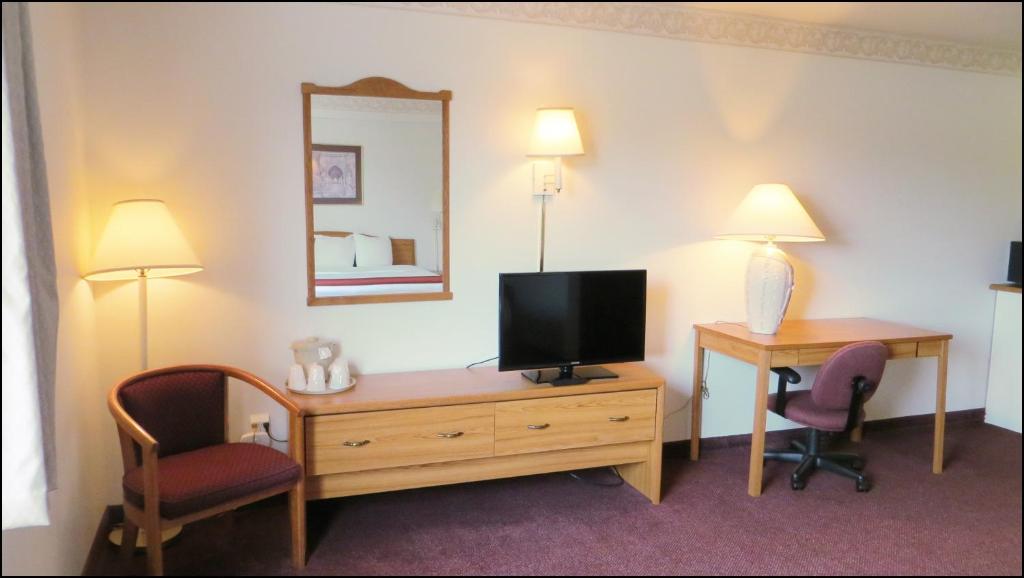 TV a/nebo společenská místnost v ubytování Peppermill Empress Inn