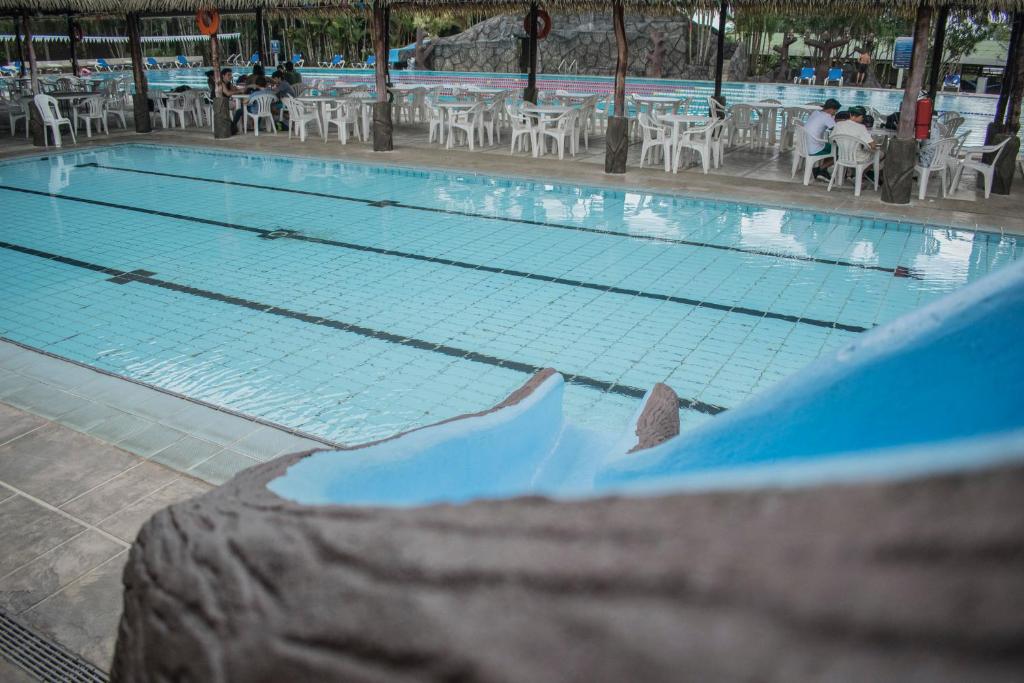 Bazén v ubytování Hotel Suerre nebo v jeho okolí
