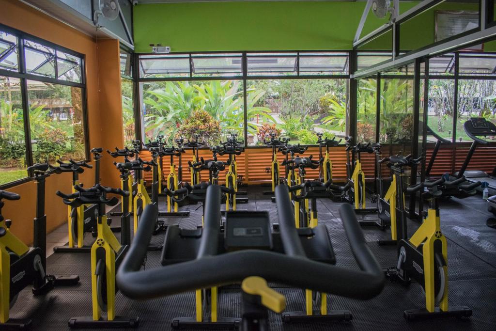 Fitness centrum a/nebo fitness zařízení v ubytování Hotel Suerre
