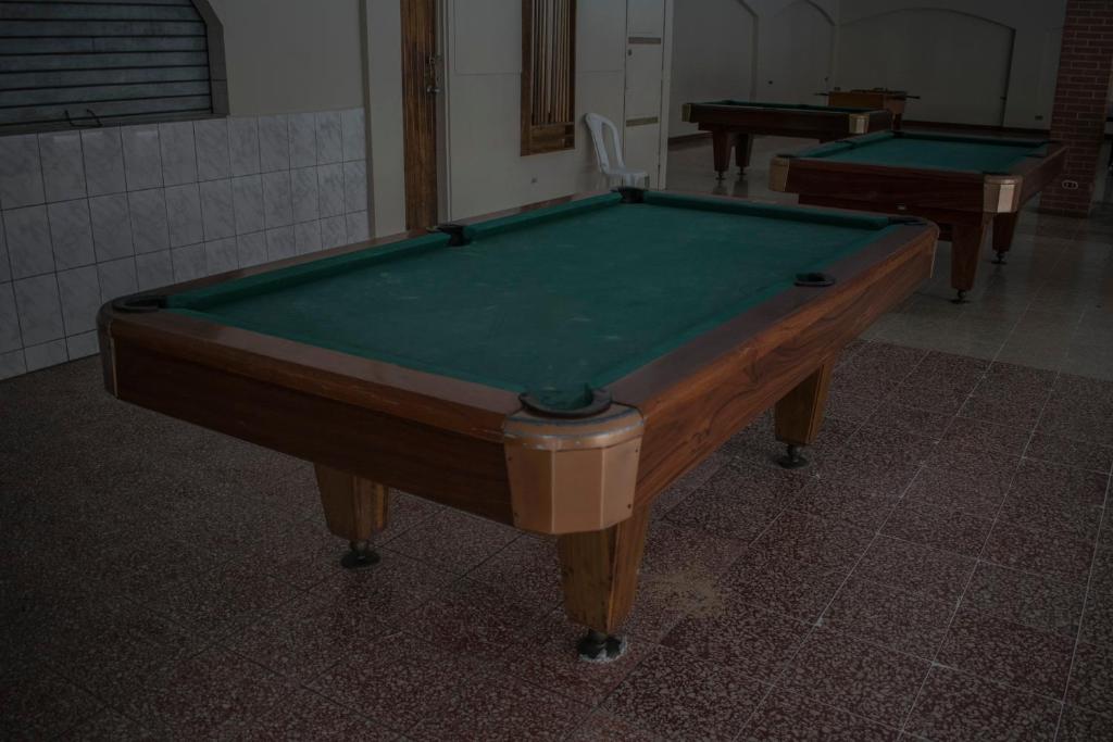 Biliár nebo kulečník v ubytování Hotel Suerre