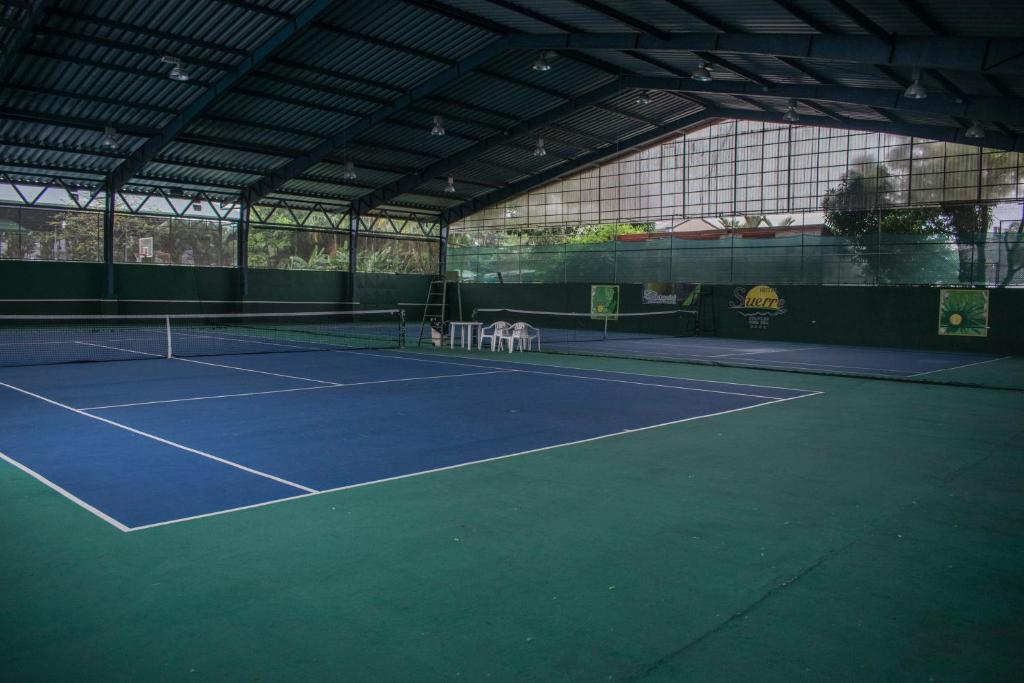 Tenis a/nebo squash v ubytování Hotel Suerre nebo okolí
